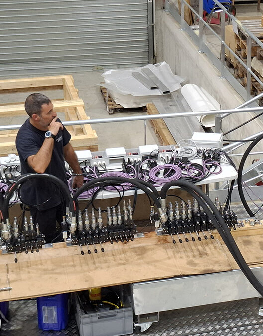 Un système hydraulique sur-mesure pour un catamaran à voile de 43 mètres